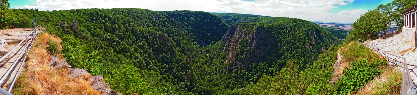 Blick von der Aussichtskante ins bewaldete Bodetal Blick von der Aussichtskante ins bewaldete Bodetal