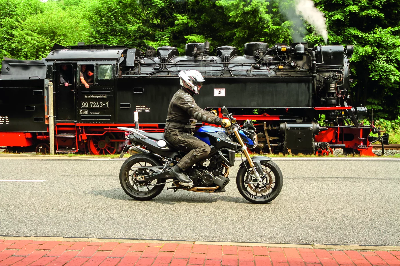 Motorrad vor einer Schmalspur-Dampflok der Selketalbahn