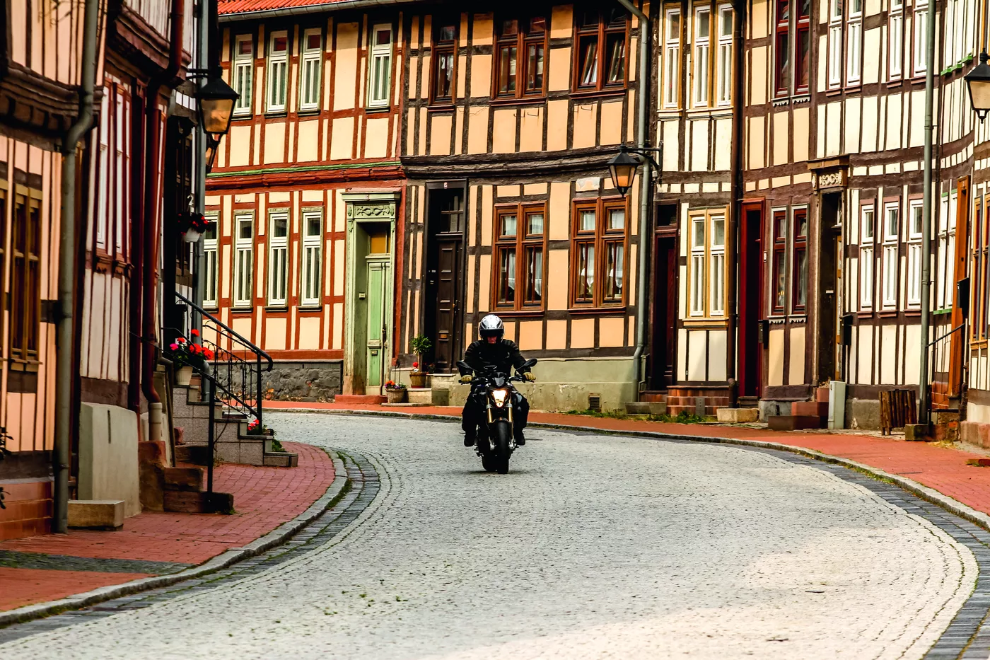 Motorrad in einer Gasse zwischen Fachwerkhäusern in Stolberg